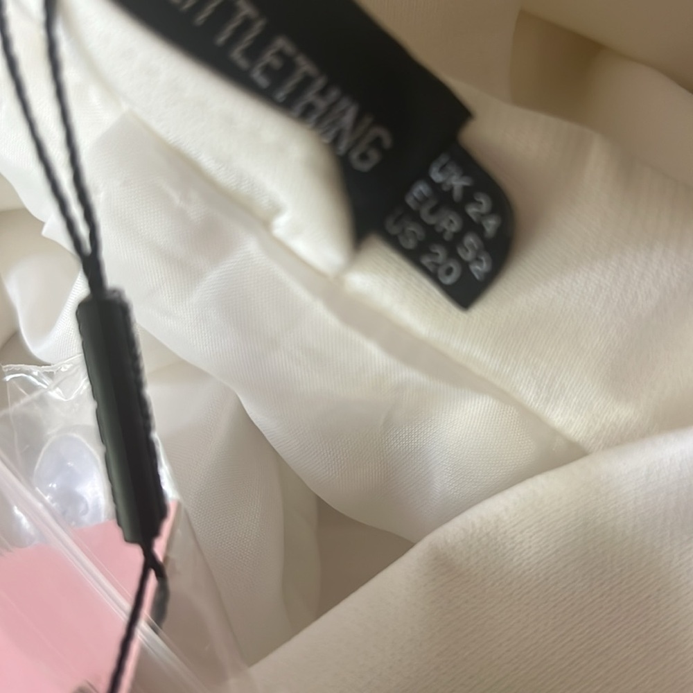 PrettyLittleThing White Plus Long Sleeve Collared Fitted Blazer 20 - Picture 8 of 9